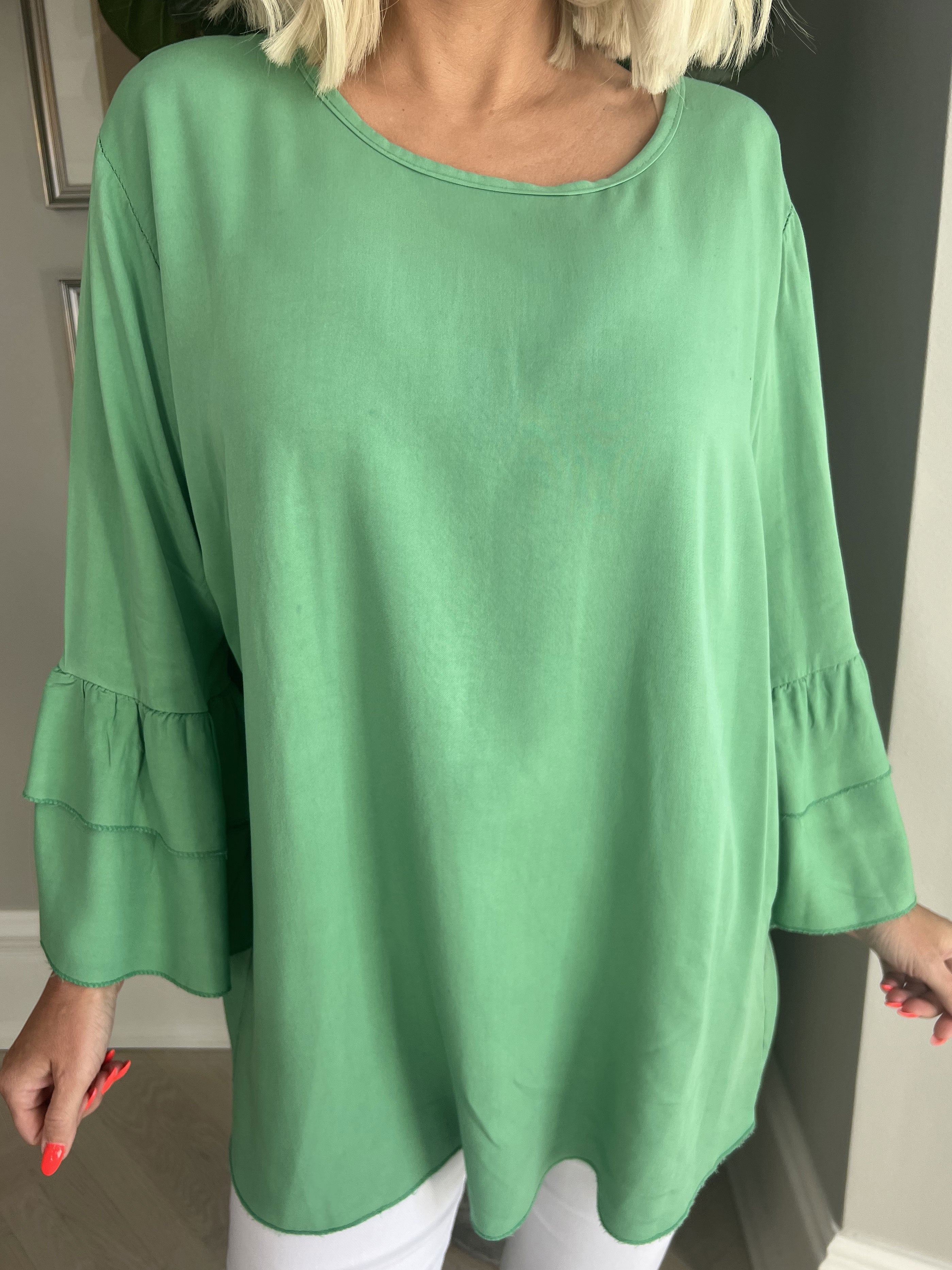 Kayla - Söt blus i viskos med volanger på ärmarna